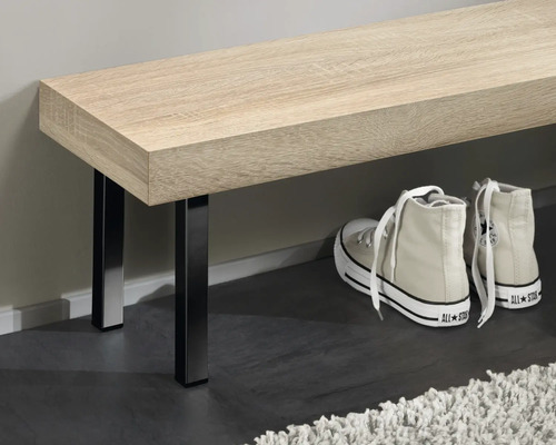 Bank mit Holzoptik und Metallfüssen im Flur