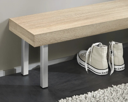 Holzbank mit Metallfüssen und Schuhen