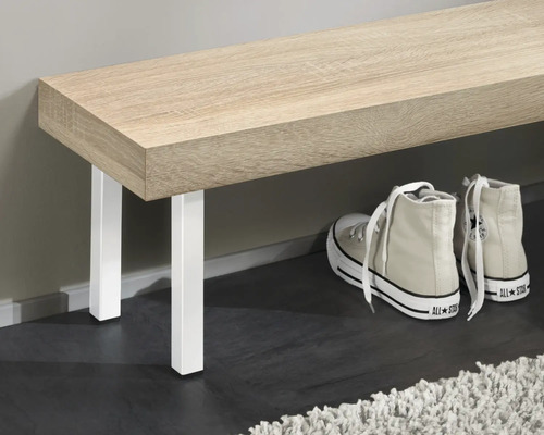 Bank aus Holz mit Metallbeinen