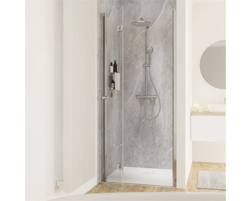 Duschkabine mit Kopfbrause und Schiebetür in einem hellen Badezimmer.