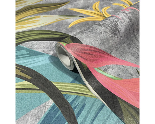 Eine Rolle Tapete mit einem floralen Muster.