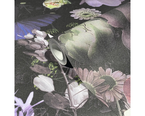 Rouleau de papier peint avec des fleurs et des papillons