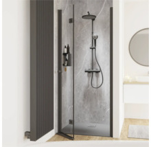 Salle de bains avec cabine de douche, pomme de tête et sèche-serviettes
