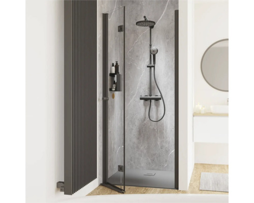 Salle de bains avec cabine de douche, pomme de tête et sèche-serviettes
