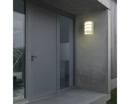 Aussenwandleuchte an einer Hauswand neben einer Tür