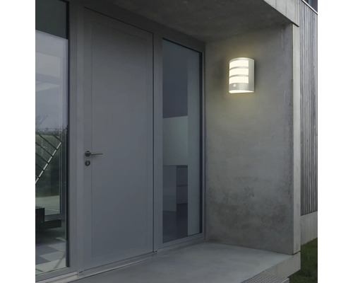 Moderne Fassade mit Haustür und beleuchteter Aussenwandleuchte mit Bewegungsmelder