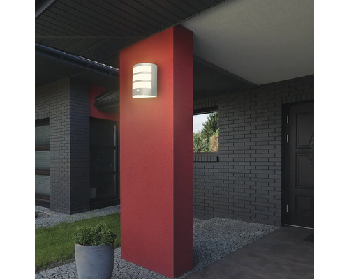 Aussenansicht eines Hauses mit einer modernen Wandleuchte an einer Säule.