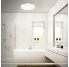 Helles Badezimmer mit Dusche, Badewanne, Waschtisch und runder Deckenleuchte