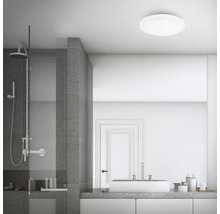 Modernes Badezimmer mit Dusche, Waschbecken und runder Deckenleuchte