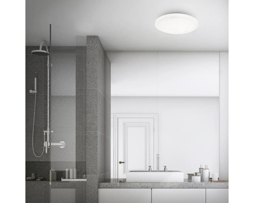 Modernes Badezimmer mit Dusche, Waschbecken und runder Deckenleuchte