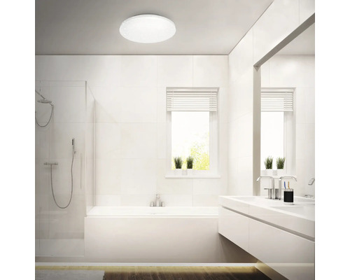 Modernes Badezimmer mit Deckenleuchte, Badewanne, Dusche und Waschtisch