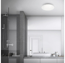 Modernes Badezimmer mit Dusche, Waschbecken und runder Deckenleuchte