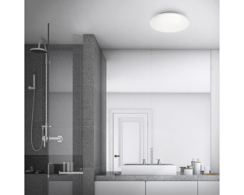 Modernes Badezimmer mit Dusche, Waschbecken und runder Deckenleuchte