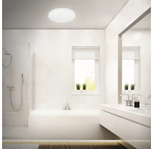 Helles Badezimmer mit Deckenleuchte, Dusche, Badewanne und Waschbecken