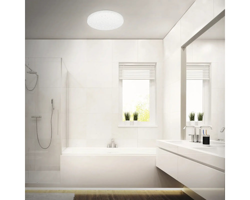 Helles Badezimmer mit Deckenleuchte, Dusche, Badewanne und Waschbecken