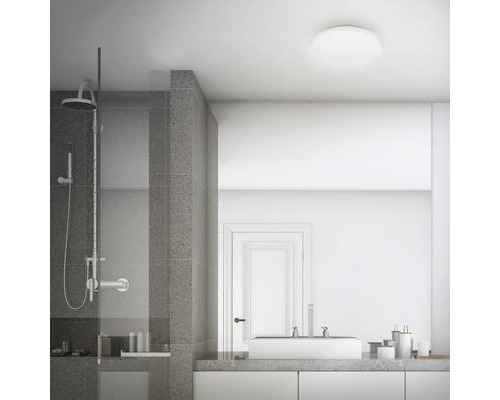 Helles Badezimmer mit Dusche, Waschbecken und Deckenleuchte