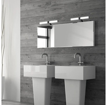 Badezimmer mit zwei Waschbecken, Spiegel und Wandleuchten