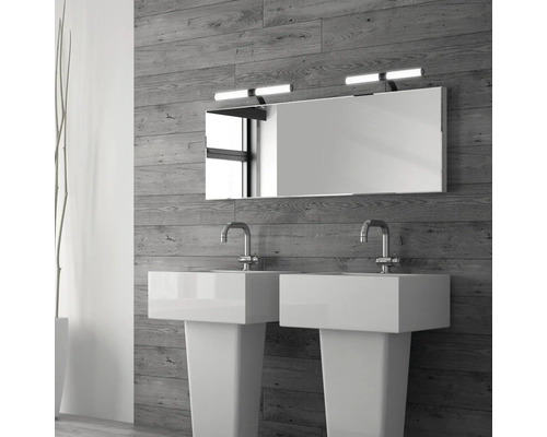 Badezimmer mit zwei Waschbecken, Spiegel und Wandleuchten