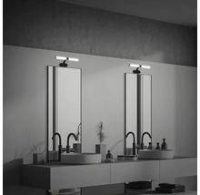 Badezimmer mit zwei Waschbecken, Spiegeln und Leuchten