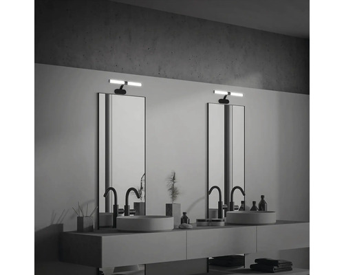 Badezimmer mit zwei Waschbecken, Spiegeln und Leuchten