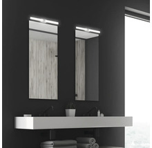 Modernes Badezimmer mit zwei Spiegeln, Waschbecken und Handtüchern