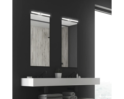 Modernes Badezimmer mit zwei Spiegeln, Waschbecken und Handtüchern