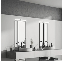 Helles Badezimmer mit zwei Waschbecken, Spiegeln und Beleuchtung