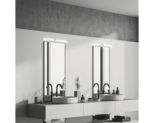 Helles Badezimmer mit zwei Waschbecken, Spiegeln und Beleuchtung