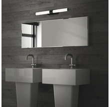 Badezimmer mit Doppelwaschtisch, Spiegel und Beleuchtung