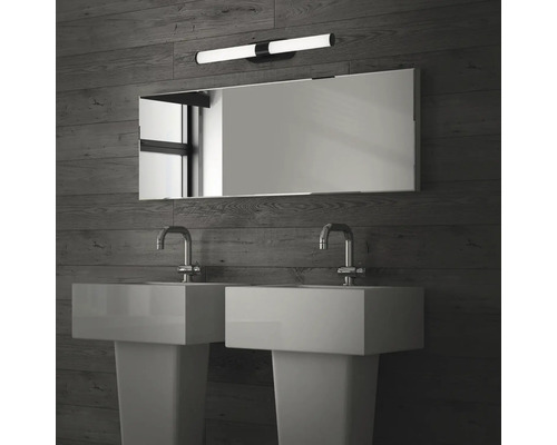 Badezimmer mit Doppelwaschtisch, Spiegel und Beleuchtung