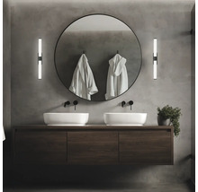 Modernes Badezimmer mit Doppelwaschbecken, Spiegel, Waschtisch und Beleuchtung