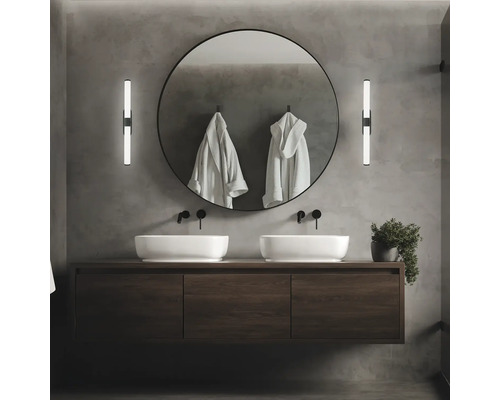 Modernes Badezimmer mit Doppelwaschbecken, Spiegel, Waschtisch und Beleuchtung