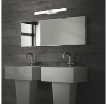 Badezimmer mit zwei Waschbecken, Spiegel und Wandleuchte