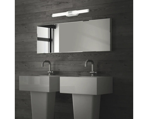 Badezimmer mit zwei Waschbecken, Spiegel und Wandleuchte