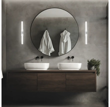 Modernes Badezimmer mit Doppelwaschtisch, rundem Spiegel und Wandleuchten