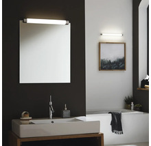 Salle de bains avec miroir, lavabo et éclairage pour une ambiance lumineuse