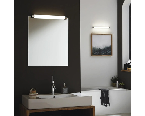 Salle de bains avec miroir, lavabo et éclairage pour une ambiance lumineuse