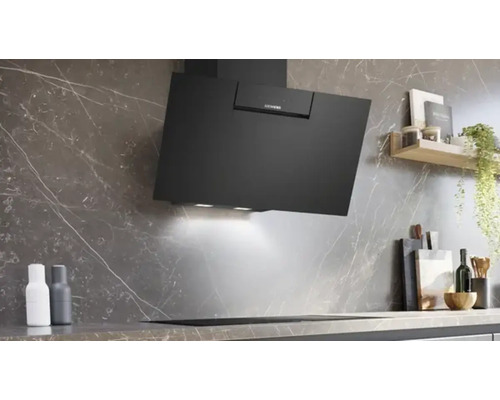 Hotte aspirante noire de marque Siemens dans une cuisine moderne.