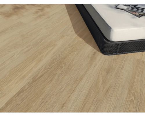 Gros plan d''une pièce avec un plancher en bois clair