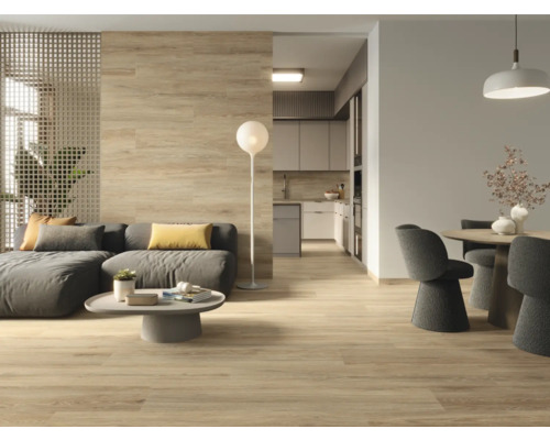 Salon avec carrelage au sol imitation bois, canapé, table et coin repas.