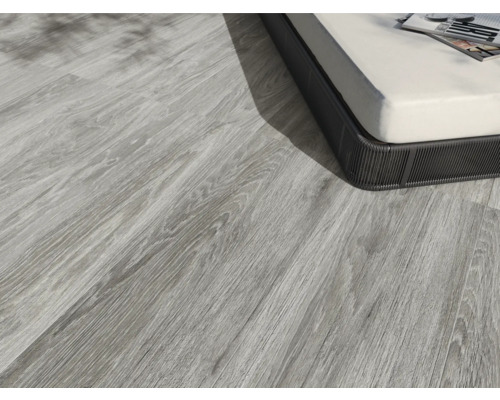 Plancher en bois clair à côté d''un meuble