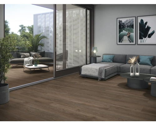 Salon avec plancher en bois, canapé et accès au balcon