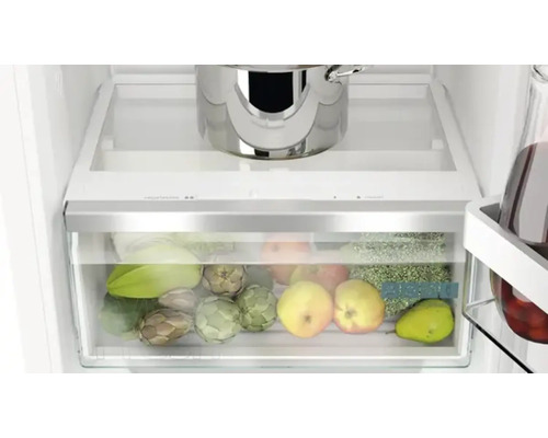 Innenansicht eines Kühlschranks mit Gemüsefach und Kochtopf