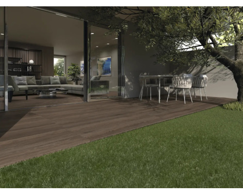 Terrasse avec sol en bois, pelouse attenante et mobilier de jardin