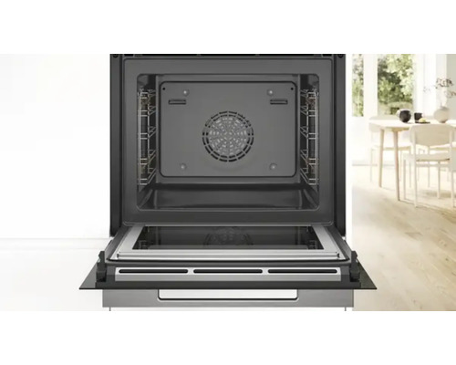 Innenansicht eines Backofens mit geöffneter Tür