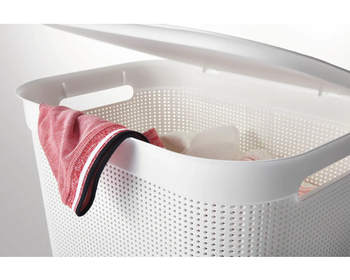 Panier à linge en plastique avec linge et couvercle