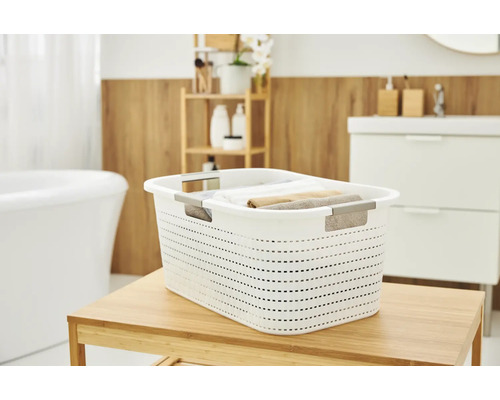 Panier à linge en plastique sur une étagère dans une salle de bains.