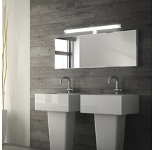 Badezimmer mit zwei Waschbecken, Spiegel und Wandleuchte