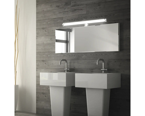 Badezimmer mit zwei Waschbecken, Spiegel und Wandleuchte