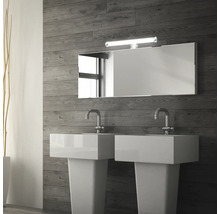 Badezimmer mit Doppelwaschbecken, Spiegel und Beleuchtung